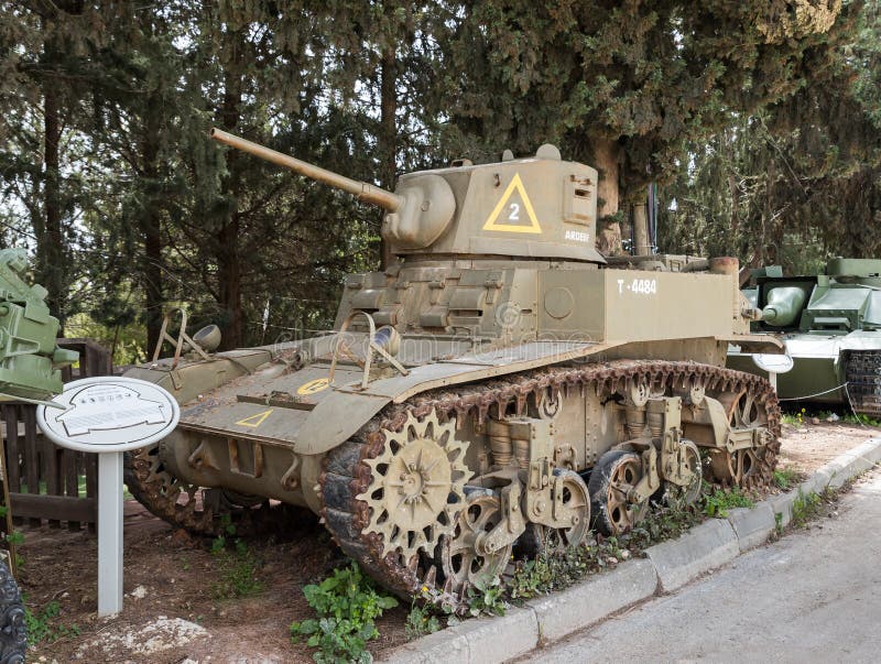 Den amerikanska ljusa behållaren M3A1 Stuart är på den minnes- platsen nära det bepansrade kårmuseet i Latrun, Israel royaltyfri fotografi Den amerikanska ljusa behållaren M3A1 Stuart är på den minnes- platsen nära det bepansrade kårmuseet i Latrun, Israel royaltyfri fotografi