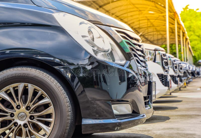 Den använda bilen shoppar - vita och svarta bilar som parkeras i rader på Bangkok, Thailand arkivfoton Den använda bilen shoppar - vita och svarta bilar som parkeras i rader på Bangkok, Thailand arkivfoton
