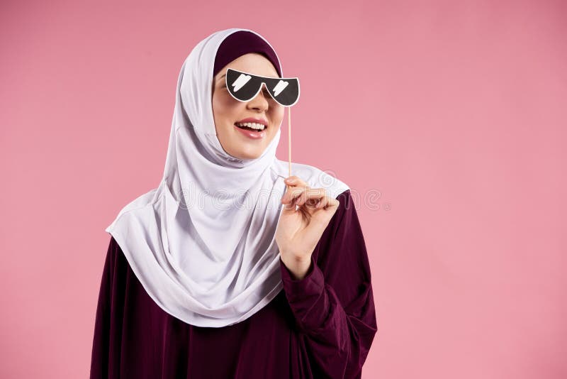 Den arabiska kvinnan i hijableenden med hycklar exponeringsglas fotografering för bildbyråer Den arabiska kvinnan i hijableenden med hycklar exponeringsglas fotografering för bildbyråer