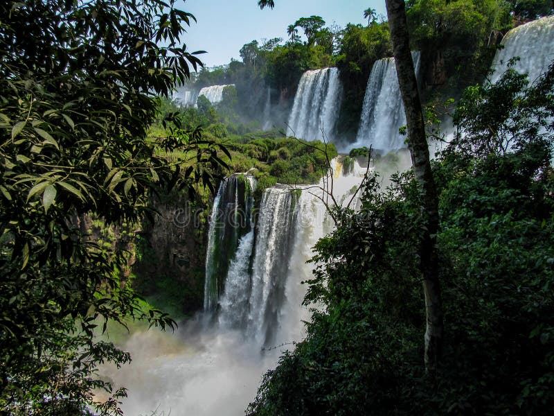 Den argentinska sidan av Iguassuen faller, i den Iguazu nationalparken, royaltyfri bild Den argentinska sidan av Iguassuen faller, i den Iguazu nationalparken, royaltyfri bild