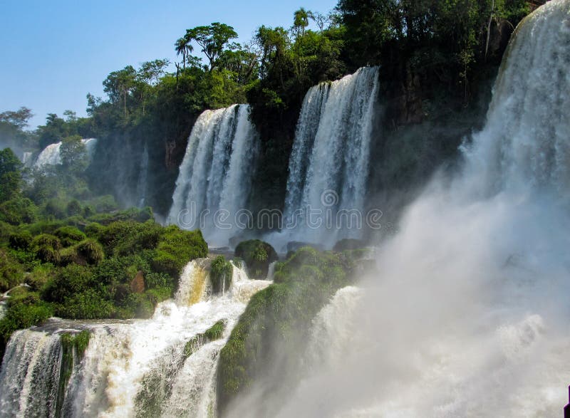 Den argentinska sidan av Iguassuen faller, i den Iguazu nationalparken, royaltyfri bild Den argentinska sidan av Iguassuen faller, i den Iguazu nationalparken, royaltyfri bild