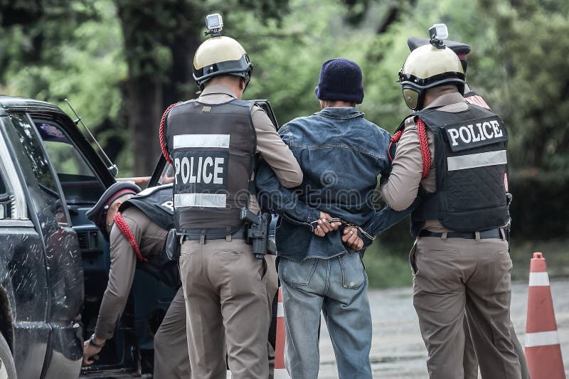 Den arresterade polisen, handfängslat, begick en anstöt, den selektiva fokusen, oväsen arkivfoto Den arresterade polisen, handfängslat, begick en anstöt, den selektiva fokusen, oväsen arkivfoto
