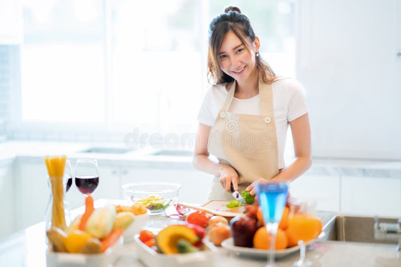 Den asiatiska frun förbereder sallad och spagetti för parrty matställe arkivfoto Den asiatiska frun förbereder sallad och spagetti för parrty matställe arkivfoto
