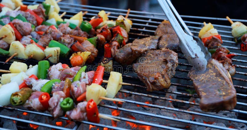 Den asiatiska gruppen av vänner som har den utomhus- trädgårds- grillfesten som skrattar med alkoholiserat öl, dricker på natt arkivfoton Den asiatiska gruppen av vänner som har den utomhus- trädgårds- grillfesten som skrattar med alkoholiserat öl, dricker på natt arkivfoton