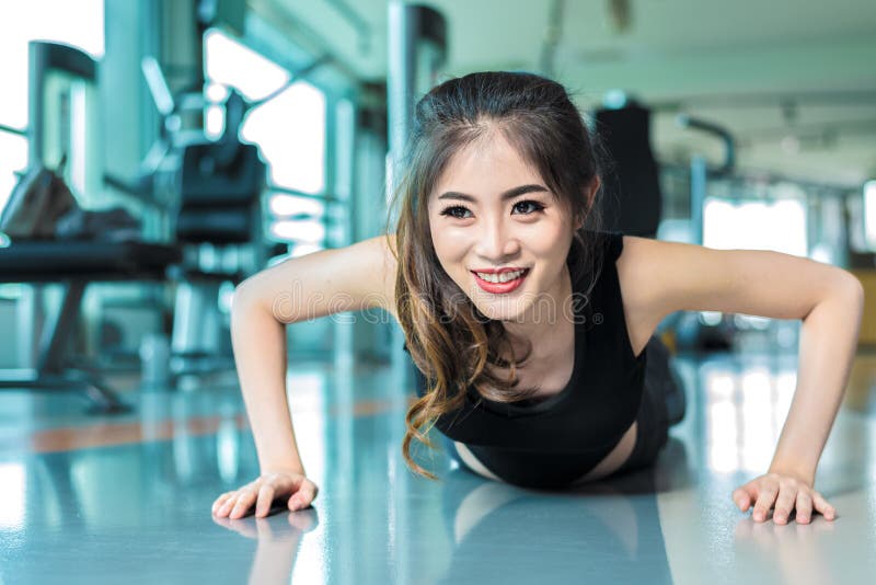 Den asiatiska kvinnan kondition somflickan gör driftigt, ups på konditionidrottshallen Healthca royaltyfria foton Den asiatiska kvinnan kondition somflickan gör driftigt, ups på konditionidrottshallen Healthca royaltyfria foton