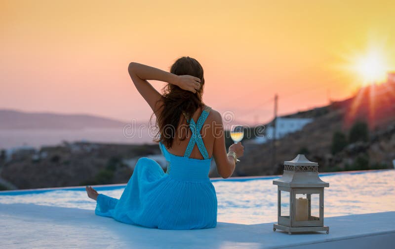 Den attraktiva kvinnan tycker om sommarsolnedgången arkivfoto Den attraktiva kvinnan tycker om sommarsolnedgången arkivfoto