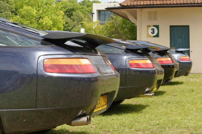 Den bakre vingen av olika porsche 928 klassiska bilar royaltyfri fotografi Den bakre vingen av olika porsche 928 klassiska bilar royaltyfri fotografi