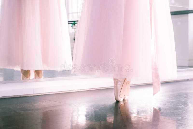 Den Ballerine foten i pointeskor och rosa luftig ballerinakjol kringgår reflecte royaltyfria foton Den Ballerine foten i pointeskor och rosa luftig ballerinakjol kringgår reflecte royaltyfria foton