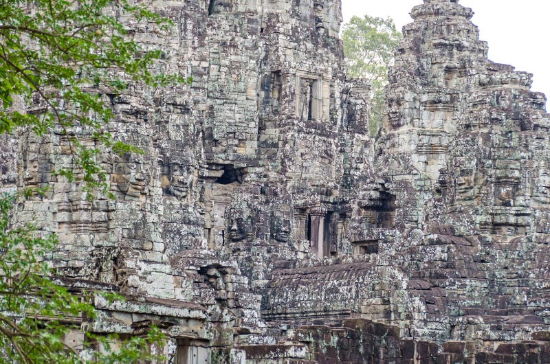 Den Bayon templet med dess berömt stenar framsidor i Angkor Thom i Cambodja arkivbilder Den Bayon templet med dess berömt stenar framsidor i Angkor Thom i Cambodja arkivbilder