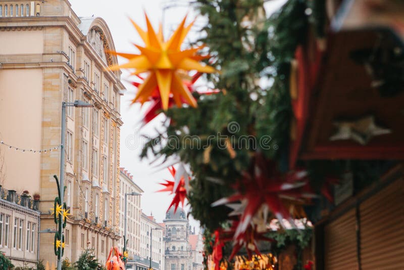 Den berömda Dresden julmarknaden i Tyskland Fira jul i Europa Selektiv fokus på byggnaden arkivfoton Den berömda Dresden julmarknaden i Tyskland Fira jul i Europa Selektiv fokus på byggnaden arkivfoton