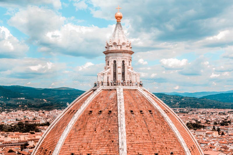 Den berömda stora katedralen Cupola del Brunelleschi på Cattedrale di Santa Maria del Fiore Saint Mary vid Flower i Firenze arkivbilder Den berömda stora katedralen Cupola del Brunelleschi på Cattedrale di Santa Maria del Fiore Saint Mary vid Flower i Firenze arkivbilder