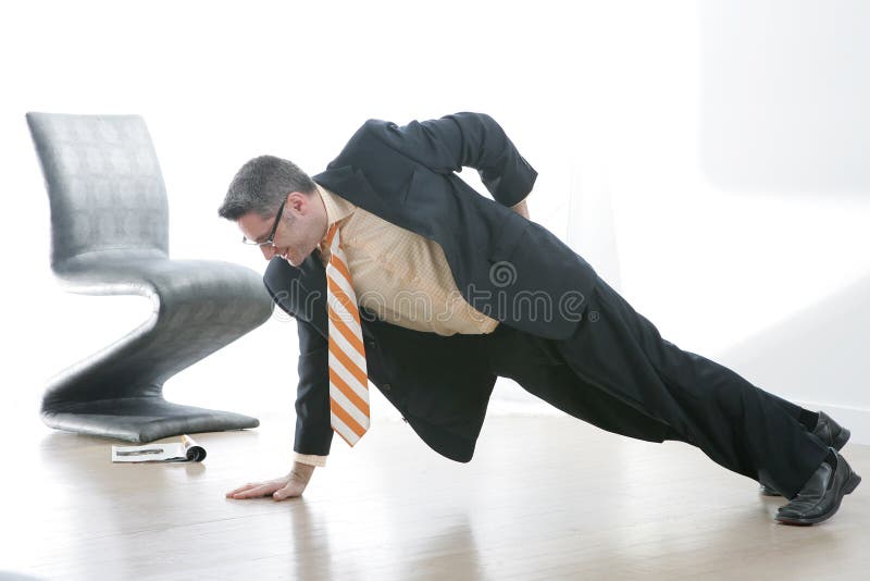 den beväpnade affären man en pushup arkivbild den beväpnade affären man en pushup arkivbild