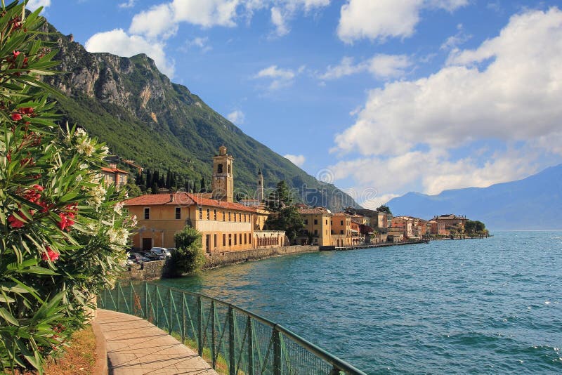 Den bildmässiga bygargnanoen, lago dör garda arkivbild Den bildmässiga bygargnanoen, lago dör garda arkivbild