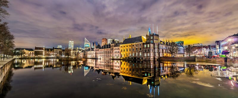 Den Binnenhof slotten, den holländska parlamentbyggnaden i Haag arkivbilder Den Binnenhof slotten, den holländska parlamentbyggnaden i Haag arkivbilder