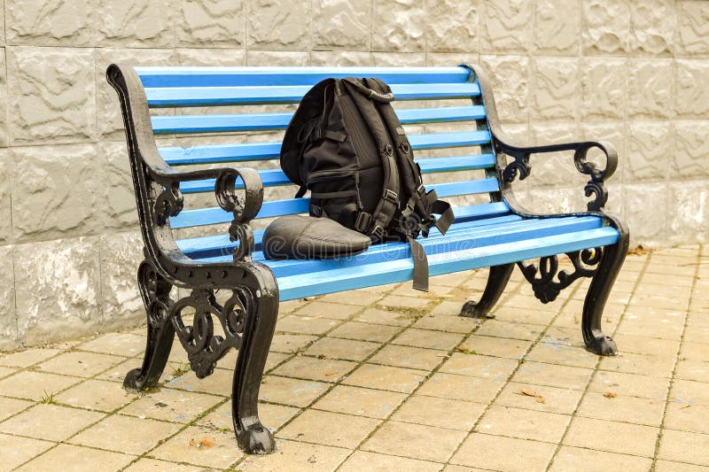 Den blåa bänken i parkera på den belade med tegel trottoaren ingen kropp fotografering för bildbyråer Den blåa bänken i parkera på den belade med tegel trottoaren ingen kropp fotografering för bildbyråer