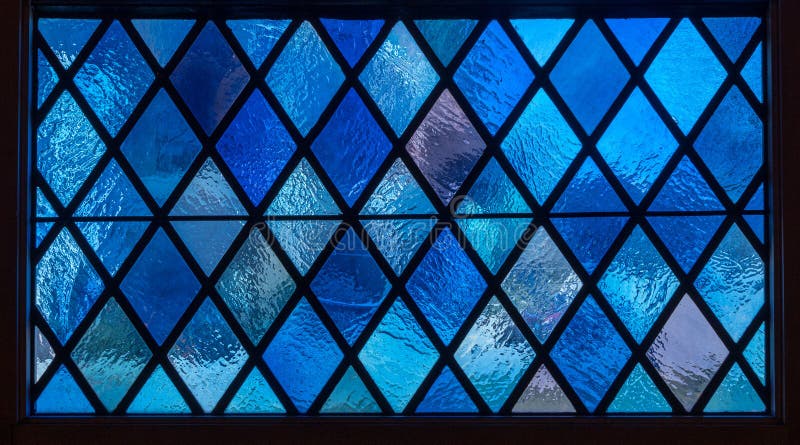 Den blåa diamanten förser med rutor i målat glassfönster i amerikansk katolsk kyrka royaltyfri foto Den blåa diamanten förser med rutor i målat glassfönster i amerikansk katolsk kyrka royaltyfri foto