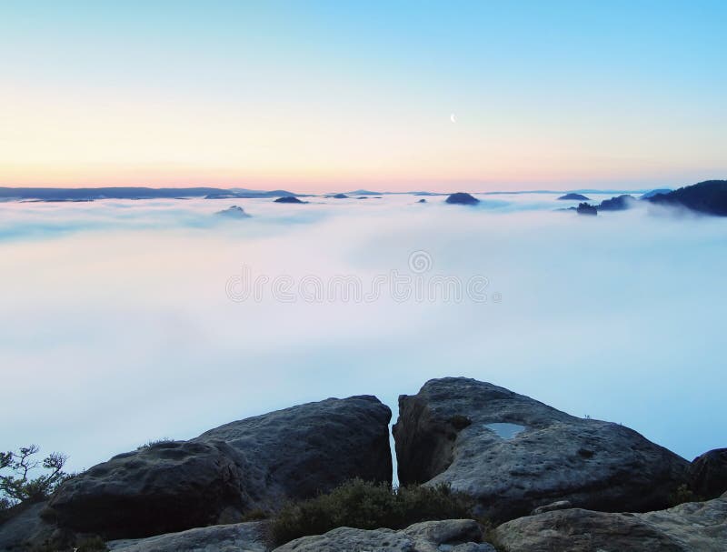 Den blåa dimmiga morgonen sikt över vaggar till den djupa dalen mycket av det drömlika vårlandskapet för ljus mist inom gryning royaltyfri bild Den blåa dimmiga morgonen sikt över vaggar till den djupa dalen mycket av det drömlika vårlandskapet för ljus mist inom gryning royaltyfri bild