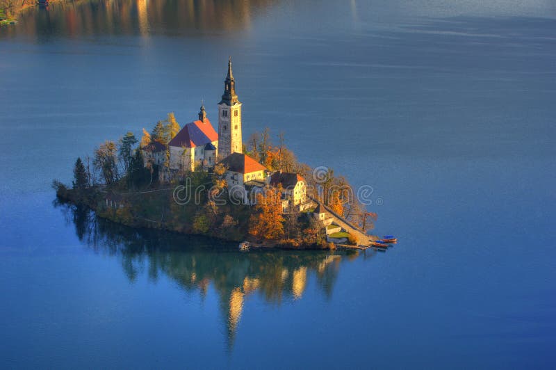 Den blödde sjön, ön blödde och kyrkaantagandet av den jungfruliga Maryen, Slovenien - höstsikt från maximala Mala Osojnica arkivbilder Den blödde sjön, ön blödde och kyrkaantagandet av den jungfruliga Maryen, Slovenien - höstsikt från maximala Mala Osojnica arkivbilder