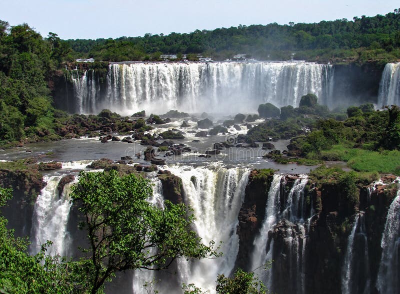 Den brasilianska sidan av Iguazuet Falls, i Foz gör Iguacu, Brasilien fotografering för bildbyråer Den brasilianska sidan av Iguazuet Falls, i Foz gör Iguacu, Brasilien fotografering för bildbyråer