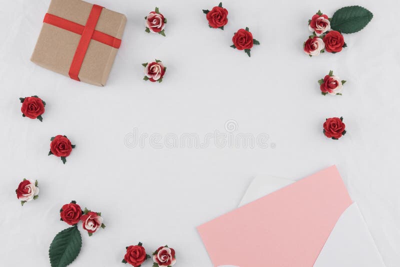 Den bruna gåvaasken och rosa färgkortet i vit packar in royaltyfria foton Den bruna gåvaasken och rosa färgkortet i vit packar in royaltyfria foton