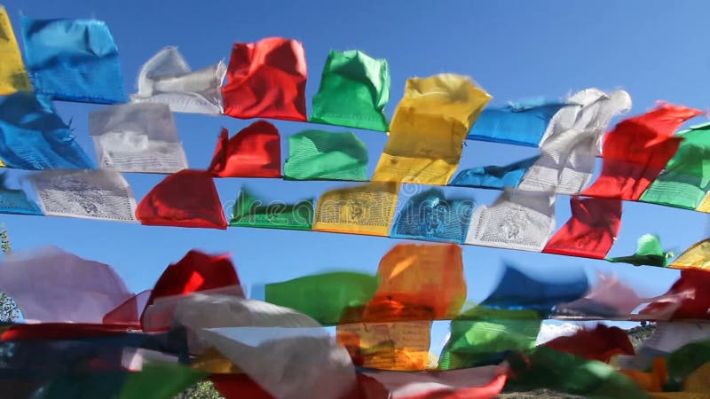 Den buddistiska tibetana bönen sjunker att vinka i vinden, Kina