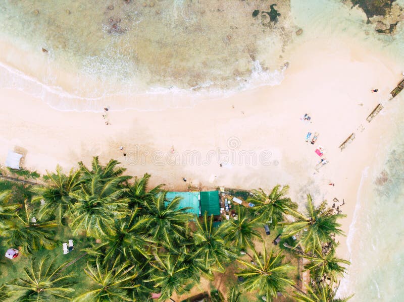 Den bästa sikten av den härliga vita sandstranden med turkoshavsvatten sköt länge fotografering för bildbyråer Den bästa sikten av den härliga vita sandstranden med turkoshavsvatten sköt länge fotografering för bildbyråer