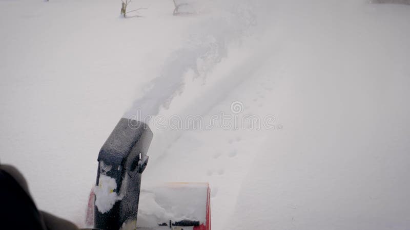 Den bästa sikten av snöplogen gör ren vägen från snö som besprutar pulver till sidan