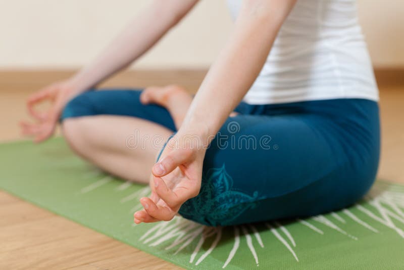 Den Caucasian kvinnan är praktiserande yoga på studion fotografering för bildbyråer Den Caucasian kvinnan är praktiserande yoga på studion fotografering för bildbyråer