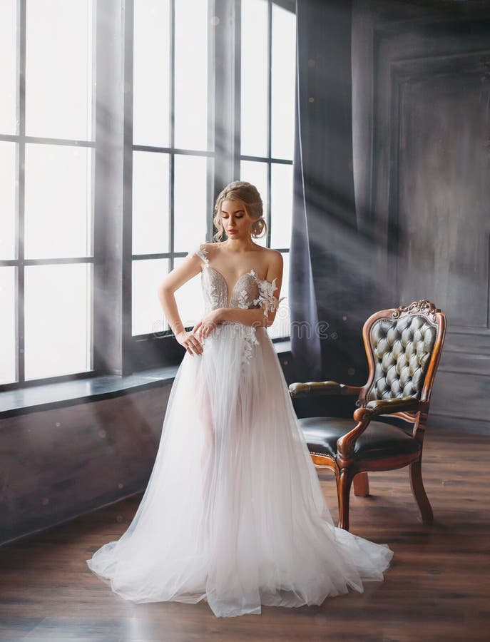 Den charmiga utmärkta damen blev bruden, flicka med blont samlat hår försöker på att gifta sig den chic vita lyxiga ljusa klännin royaltyfria foton Den charmiga utmärkta damen blev bruden, flicka med blont samlat hår försöker på att gifta sig den chic vita lyxiga ljusa klännin royaltyfria foton