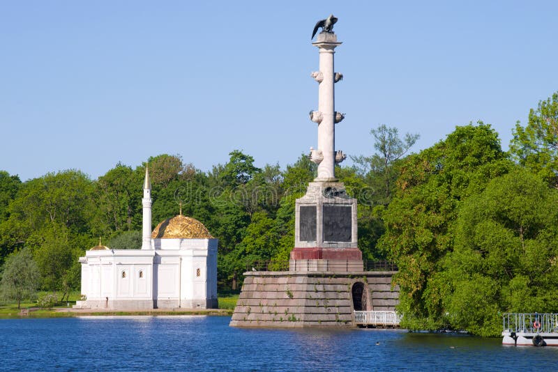 Den Chesme kolonnen och paviljongen för turkiskt bad, Tsarskoe Selo royaltyfri foto Den Chesme kolonnen och paviljongen för turkiskt bad, Tsarskoe Selo royaltyfri foto