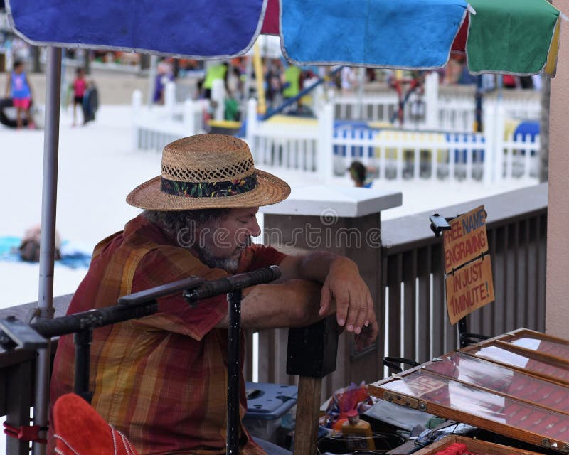 Den Clearwater stranden, Florida, den April 2018 A gatuförsäljaren hade en upptagen dag arkivbild Den Clearwater stranden, Florida, den April 2018 A gatuförsäljaren hade en upptagen dag arkivbild