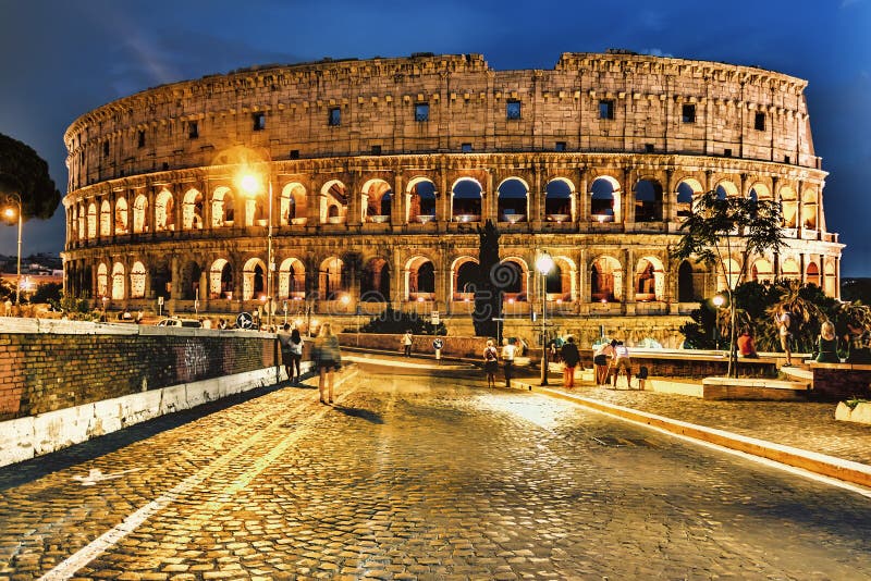 Den Colosseum nattsikten från vägen royaltyfri fotografi Den Colosseum nattsikten från vägen royaltyfri fotografi