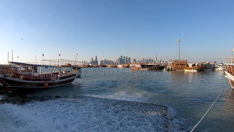 Den Corniche promenaden öppnar sikten på sceniska trädhowfartyg som förtöjas i den Doha hamnen, Qatar