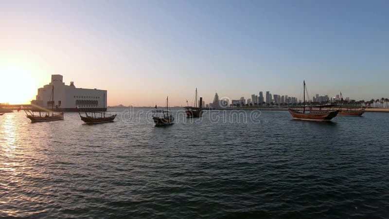 Den Corniche promenaden öppnar sikten på sceniska trädhowfartyg som förtöjas i den Doha hamnen, Qatar