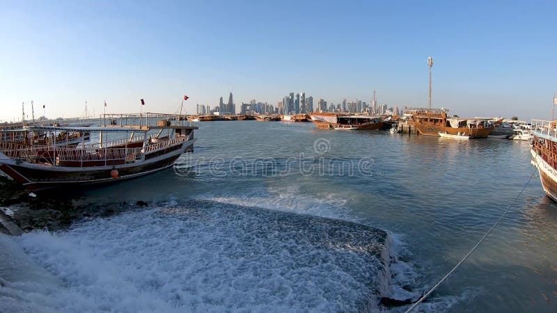 Den Corniche promenaden öppnar sikten på sceniska trädhowfartyg som förtöjas i den Doha hamnen, Qatar