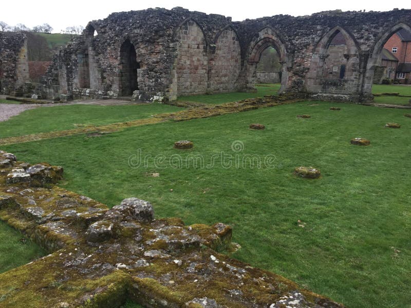 Den Croxden abbotskloster fördärvar, Staffordshire bygd royaltyfri bild
