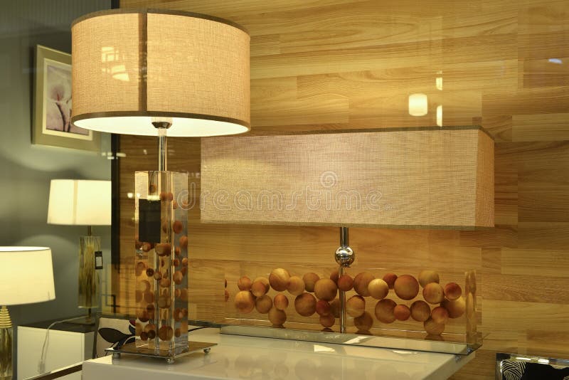 Den Crystal skrivbordlampan i belysning shoppar fönstret, modern konstbelysning, tabellljus, konstlampa, royaltyfri fotografi Den Crystal skrivbordlampan i belysning shoppar fönstret, modern konstbelysning, tabellljus, konstlampa, royaltyfri fotografi