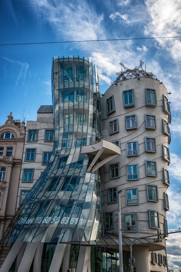 Den dansa husbyggnaden prague arkivfoton