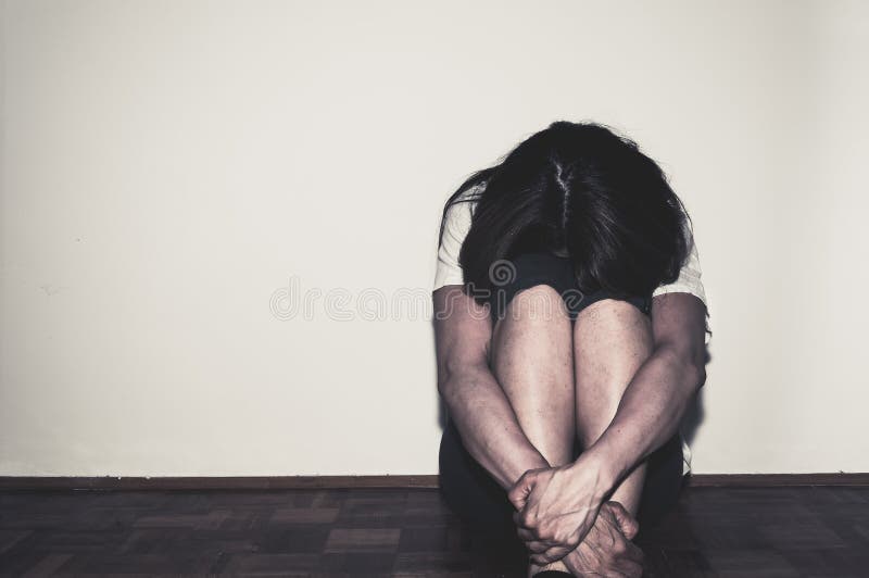 Den deprimerade och ensamma flickan som missbrukas som ungt sammanträde bara i hennes rum på den bedrövliga golvkänslan och ånges