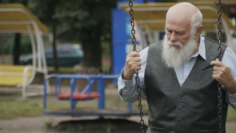 Den deprimerande höga mannen svänger på gungbrädet i slowmotion