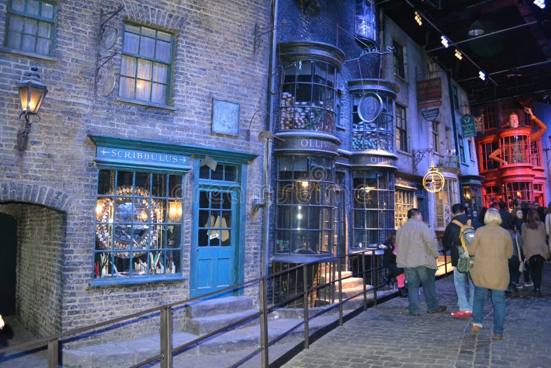 Den DIAGON-GRÄNDWARNER HARRY KERAMIKERN TURNERAR Leavesden London arkivbilder Den DIAGON-GRÄNDWARNER HARRY KERAMIKERN TURNERAR Leavesden London arkivbilder