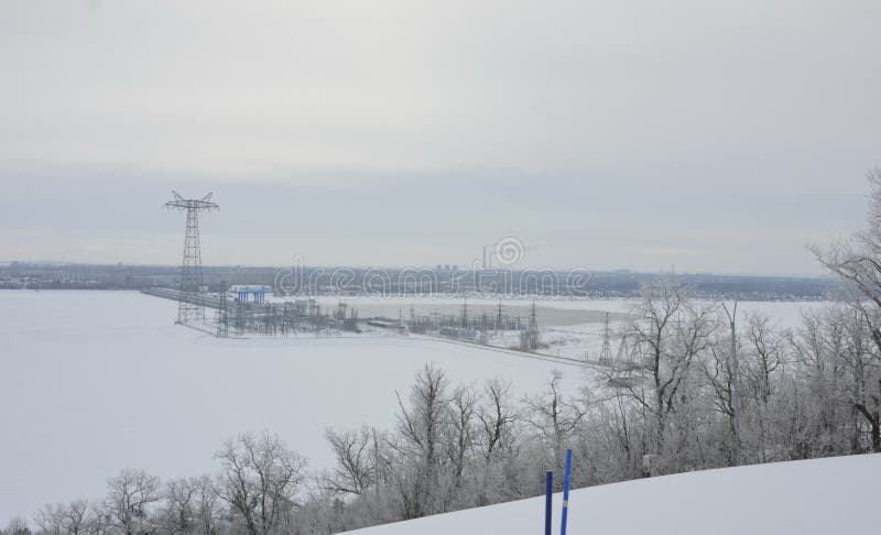 Den djupfrysta floden Volga nära Saratov den hydroelektriska stationen royaltyfri foto Den djupfrysta floden Volga nära Saratov den hydroelektriska stationen royaltyfri foto
