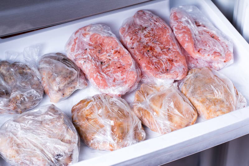 Den djupfrysta griskötthalsen hugger av köttsteakin frysen royaltyfria foton Den djupfrysta griskötthalsen hugger av köttsteakin frysen royaltyfria foton