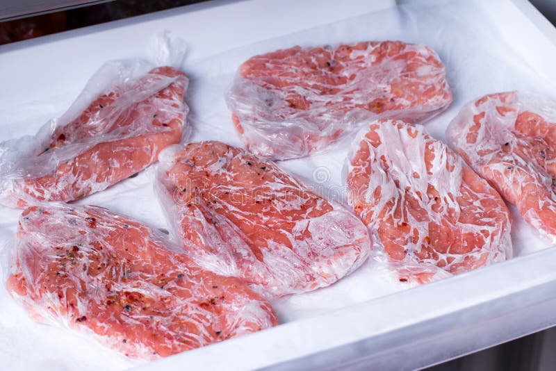 Den djupfrysta rå griskötthalsen hugger av köttbiff royaltyfri foto Den djupfrysta rå griskötthalsen hugger av köttbiff royaltyfri foto