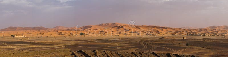 In den Dünen des Ergs Chebbi nahe Merzouga in südöstlichem Marokko lizenzfreie stockfotos In den Dünen des Ergs Chebbi nahe Merzouga in südöstlichem Marokko lizenzfreie stockfotos