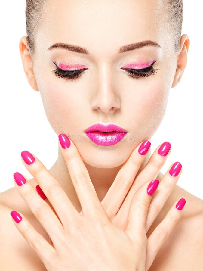 Den Eautiful kvinnaframsidan med rosa makeup av ögon och spikar royaltyfria foton Den Eautiful kvinnaframsidan med rosa makeup av ögon och spikar royaltyfria foton