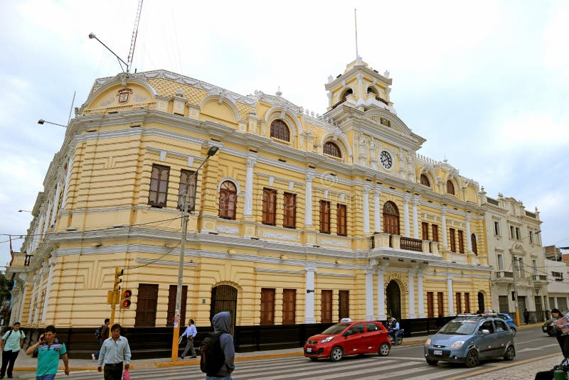Den eleganta kommunala slotten av Chiclayo, Lambayeque region, nordliga Peru royaltyfri foto Den eleganta kommunala slotten av Chiclayo, Lambayeque region, nordliga Peru royaltyfri foto