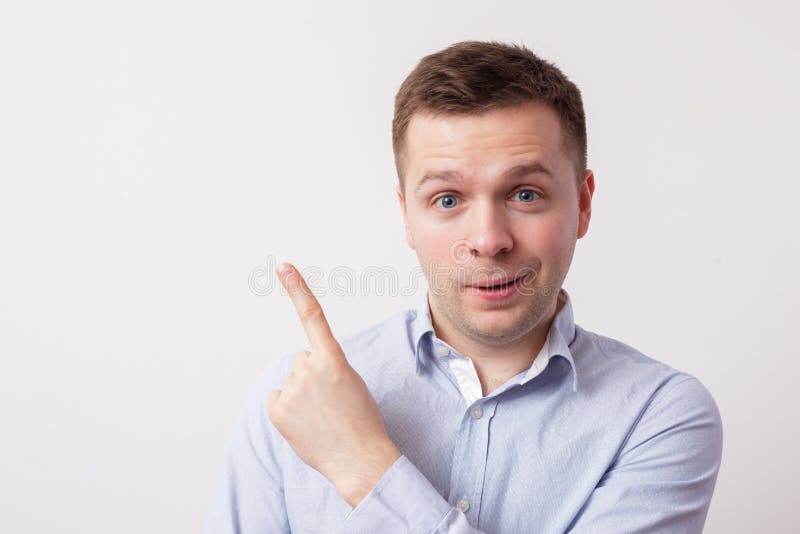 Den europeiska vita mannen visar upp hans pekfinger och att dra uppmärksamhet till informationen royaltyfri bild Den europeiska vita mannen visar upp hans pekfinger och att dra uppmärksamhet till informationen royaltyfri bild