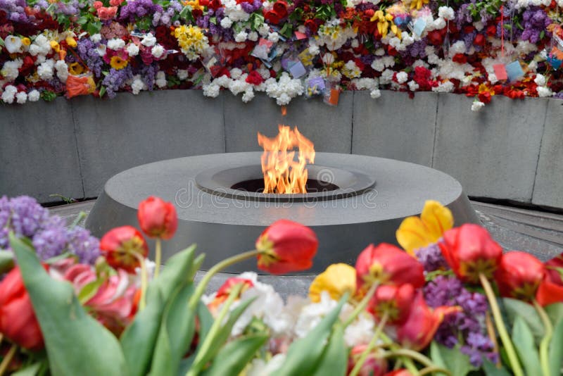 Den eviga flamman på Tsitsernakaberd, Yerevan, Armenien royaltyfria foton Den eviga flamman på Tsitsernakaberd, Yerevan, Armenien royaltyfria foton