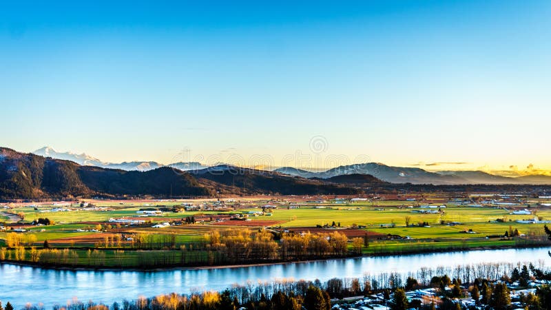 Den fertila jordbruksmarken av Fraser Valley i British Columbia royaltyfri bild Den fertila jordbruksmarken av Fraser Valley i British Columbia royaltyfri bild